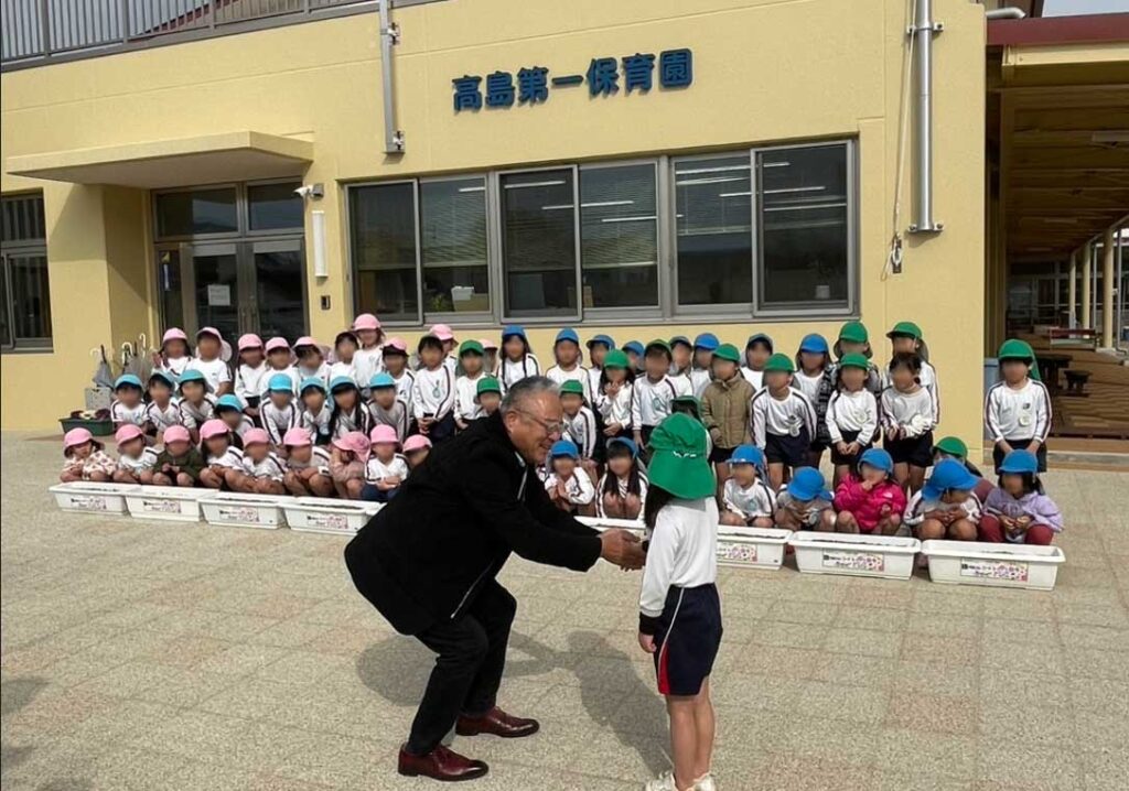 園児と行政書士法人リード 代表社員 林英男の贈答式の模様